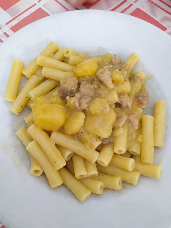 Pasta salsiccia e patate della trattoria Nennella