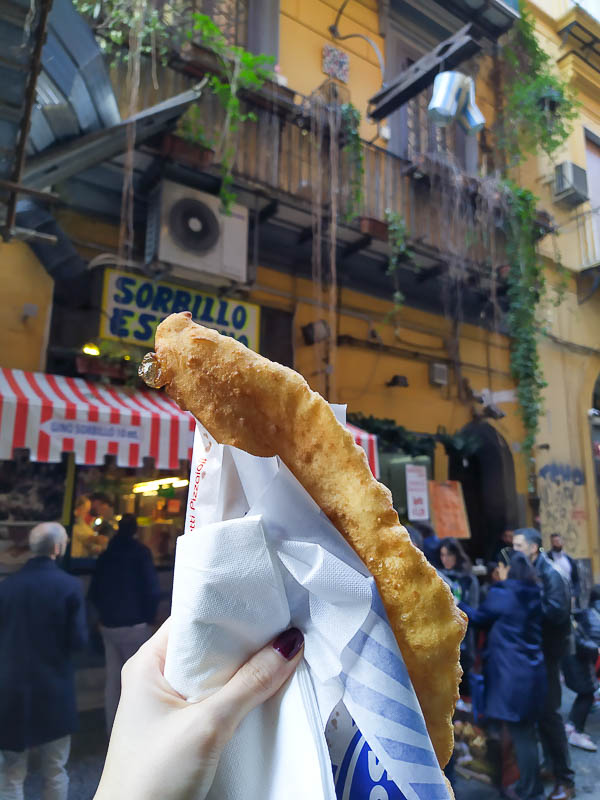 La pizza fritta di Zia Esterina Sorbillo a Napoli