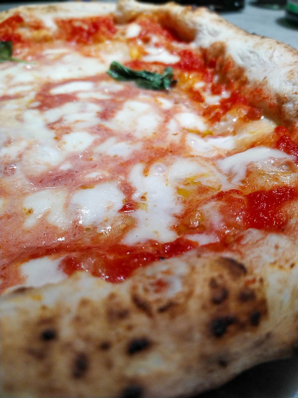 Dove mangiare a Napoli: la pizza margherita di Gino Sorbillo
