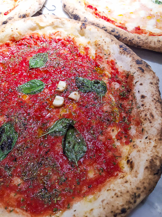 Pizza marinara di Gino Sorbillo a Napoli