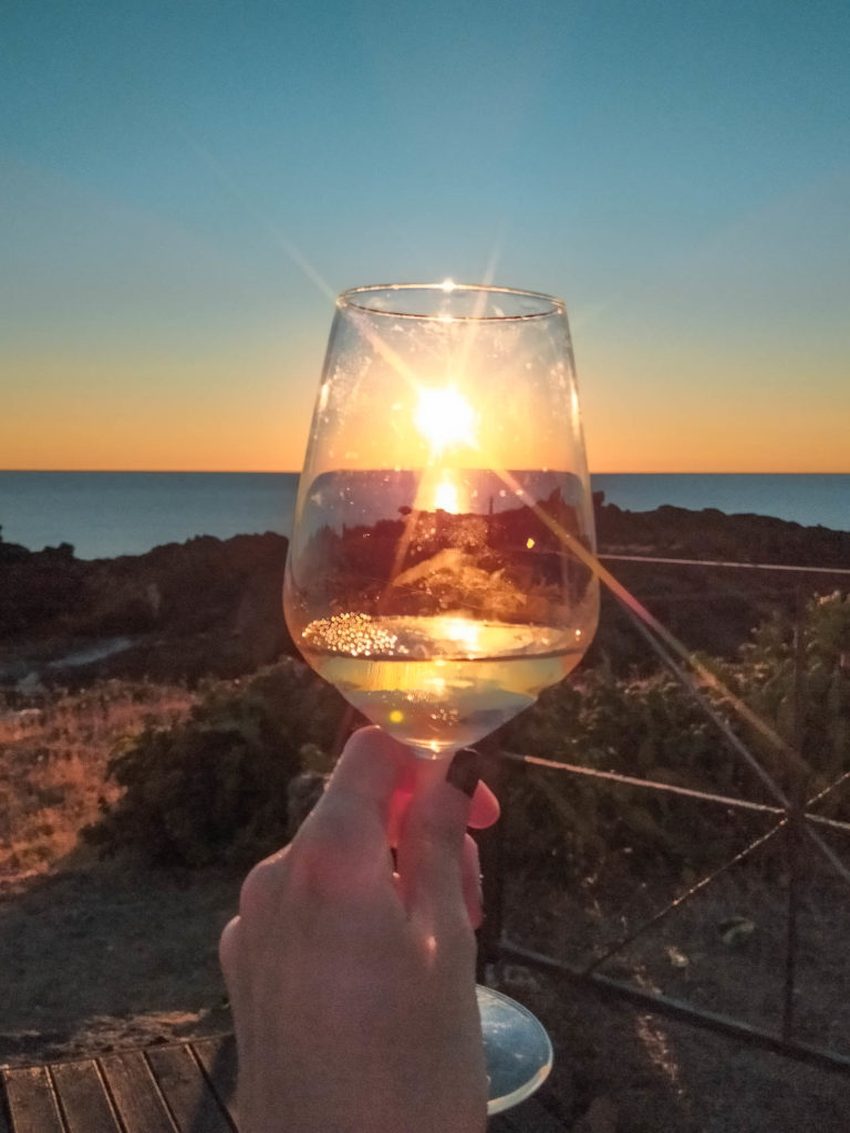 Aperitivo al tramonto al faro di Ustica