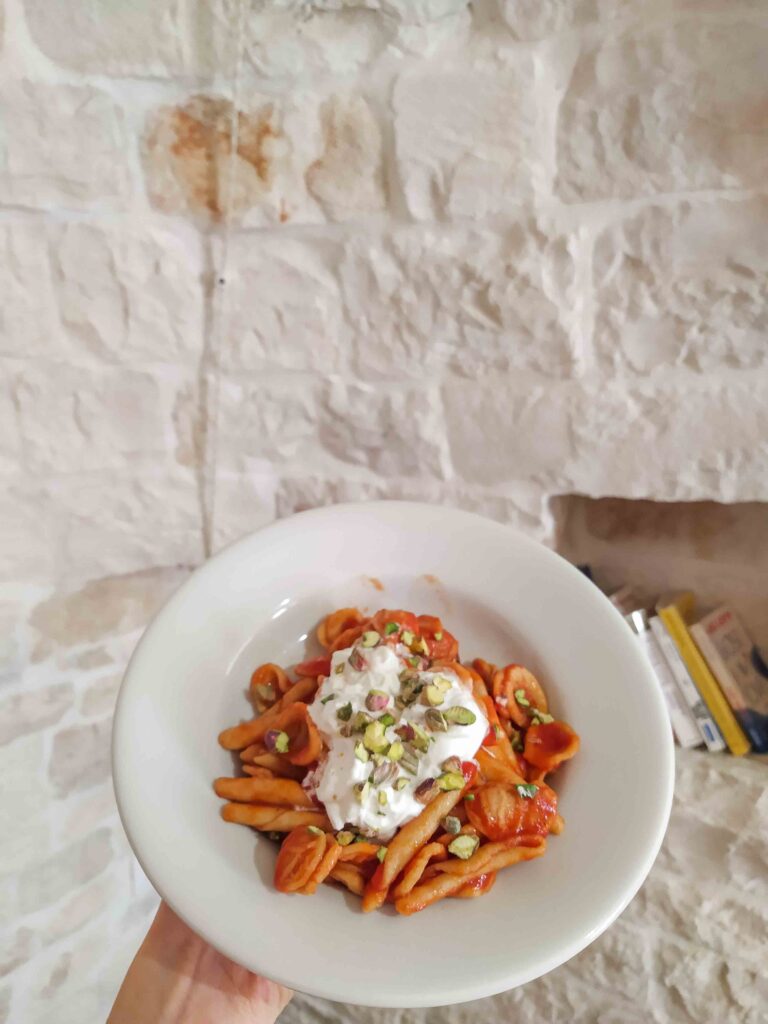 Orecchiette pugliesi con sugo e stracciatella