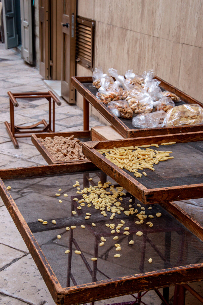 Orecchiette fatte a mano a Largo Albicocca, Bari Vecchia