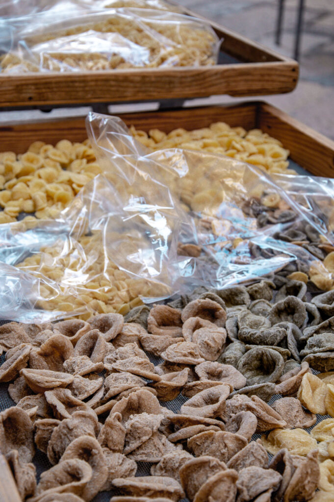 Orecchiette fatte a mano a Largo Albicocca, Bari Vecchia