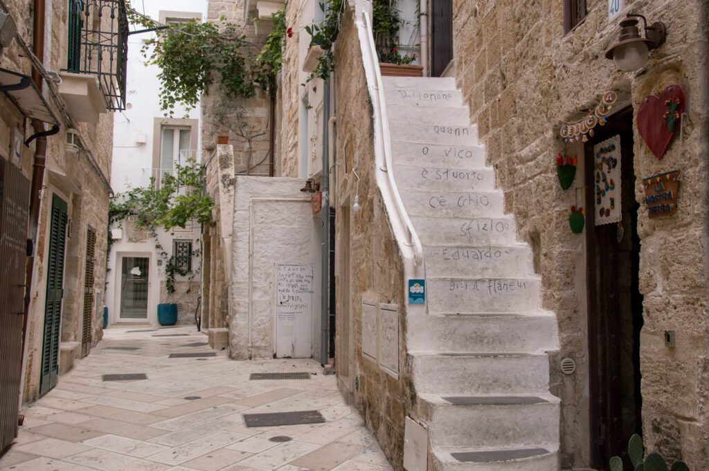 Centro storico di Polignano a Mare con le frasi di Guido il Flaneur