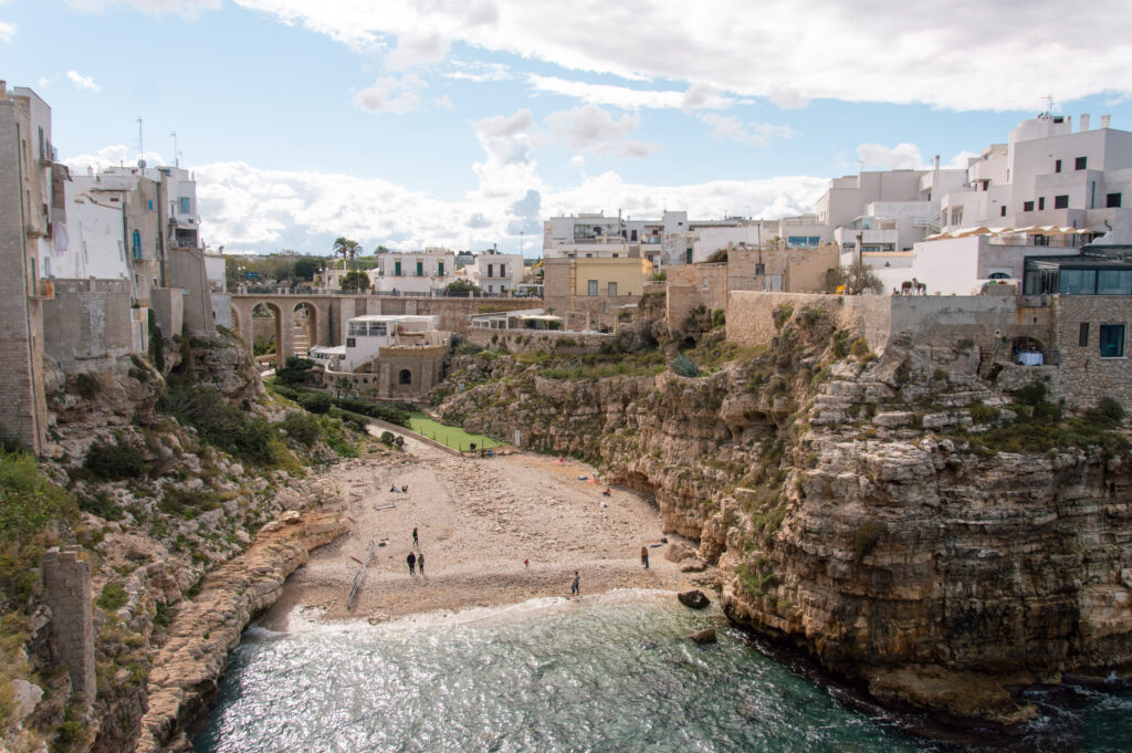 Lama monachile o Cala Porto, la spiaggia di Polignano a Mare