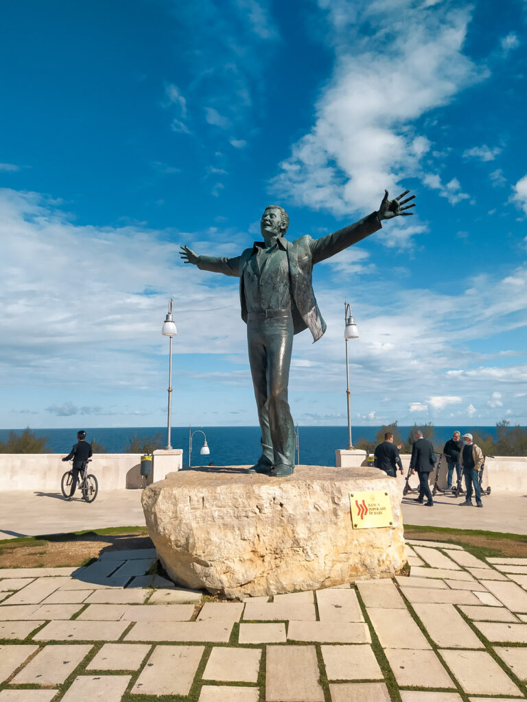 Statua di Domenico Modugno sul lungo mare di Polignano a Mare