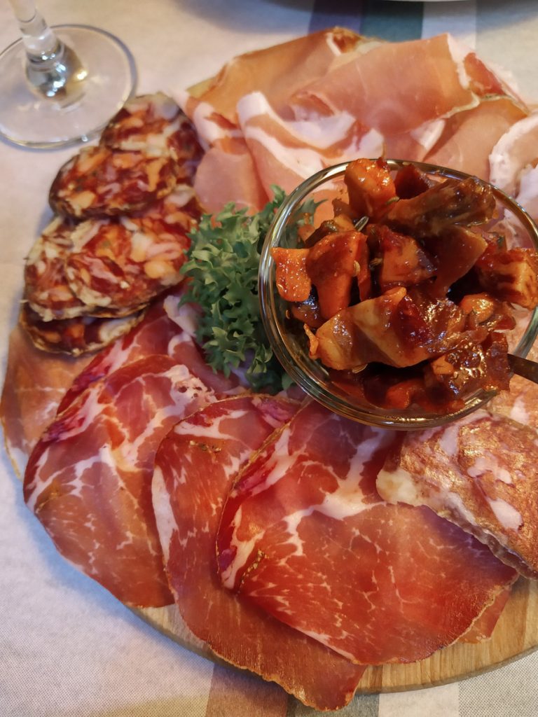 Tagliere di salumi e capocollo di Martina Franca della braceria Rosso di Sera