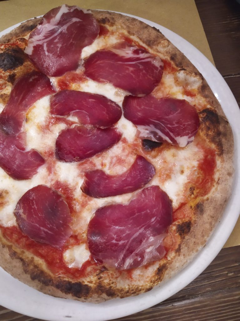 Pizza con Capocollo della Pizzeria Pinto a Locorotondo