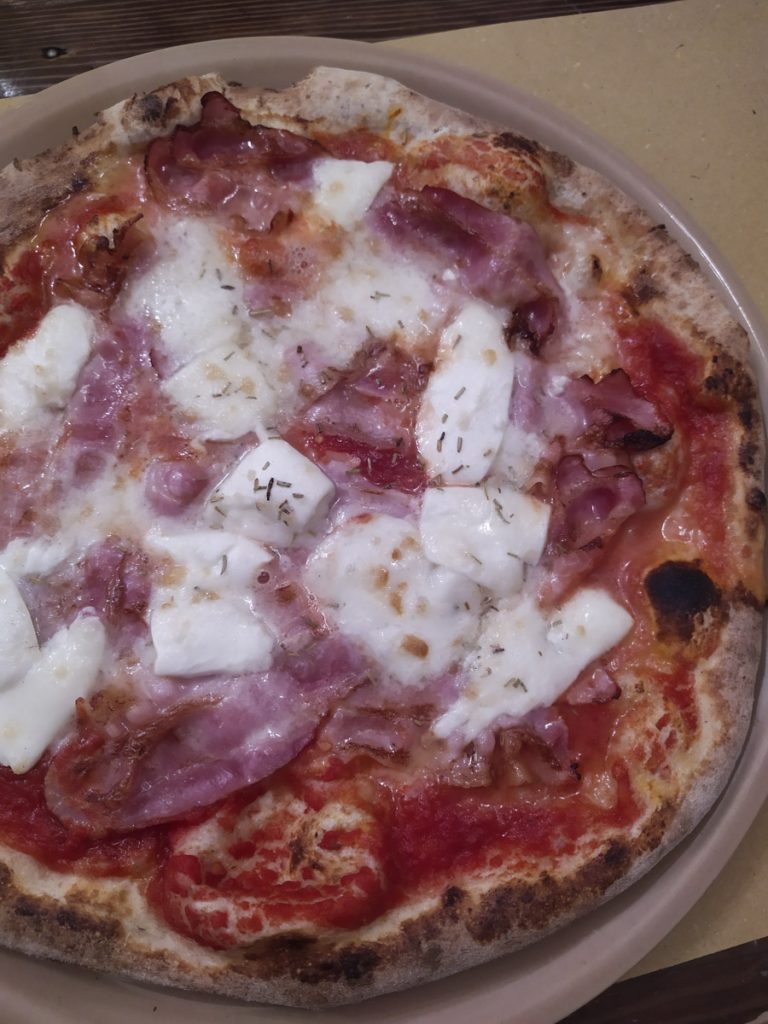 Pizza con pancetta e rosmarino della pizzeria Pinto a Locorotondo