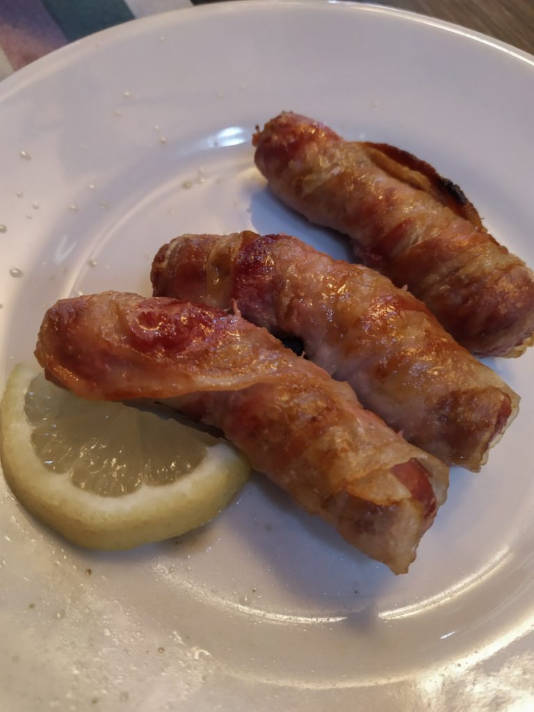 Salsiccia arrotolata nella pancetta della braceria Rosso di Sera di Martina Franca