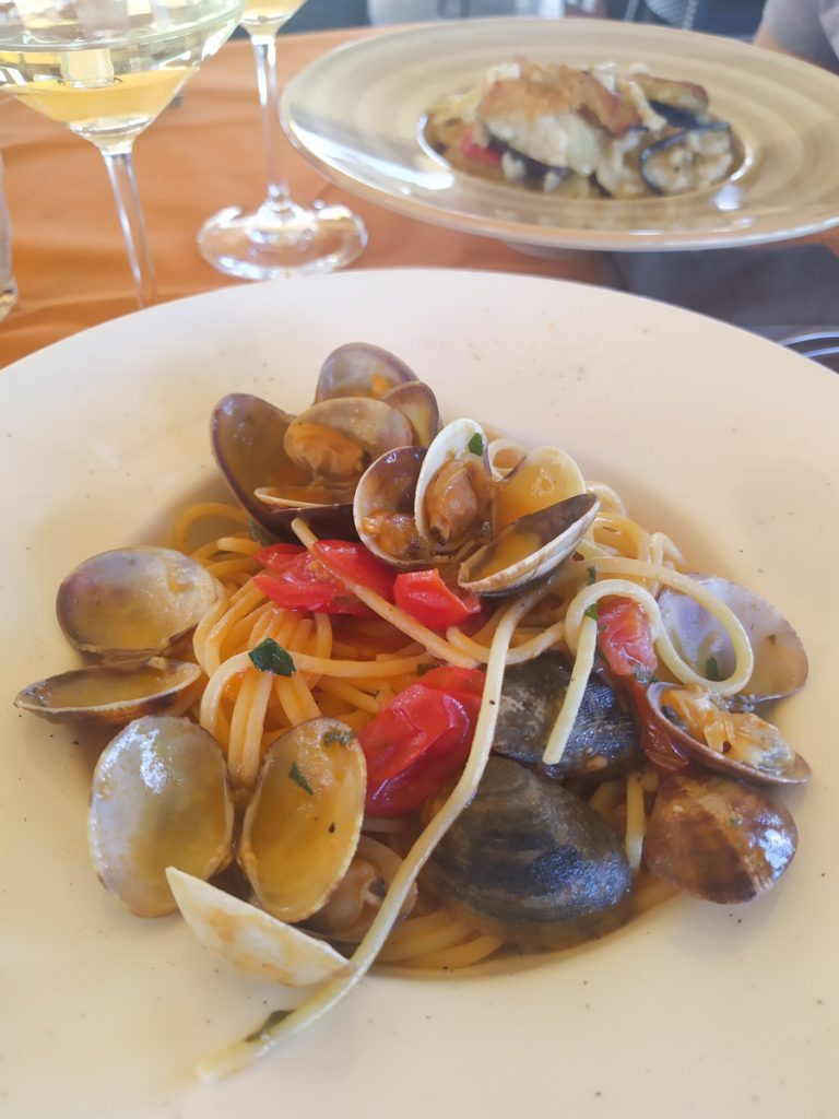 Spaghetti con vongole e pomodorini del ristorante La Nassa a Brindisi