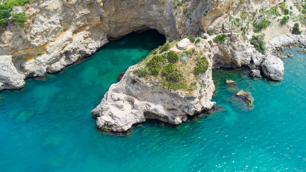 La scala a strapiombo sul mare di Cala Muletti vicino Terrasini